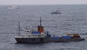 (2)Salvage vessels in E. China Sea to raise 'spy' ship